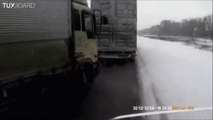 Video herunterladen: Le conducteur de camion le plus chanceux du monde... ou le plus doué