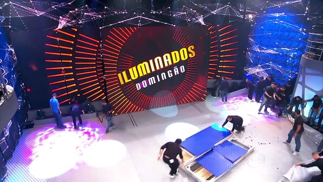 OS ILUMINADOS - Mudança de cenário no Domingão - Agilidade da equipe para montar o palco de Os Iluminados - Domingão do Faustão 22-02-2015