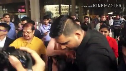 Fan Kissing to Priyanka Chopra 1280x720 3.78Mbps 2018-07-09 17-23-35