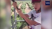 Un monitor atemoriza a un niño antes de tirarse en tirolina