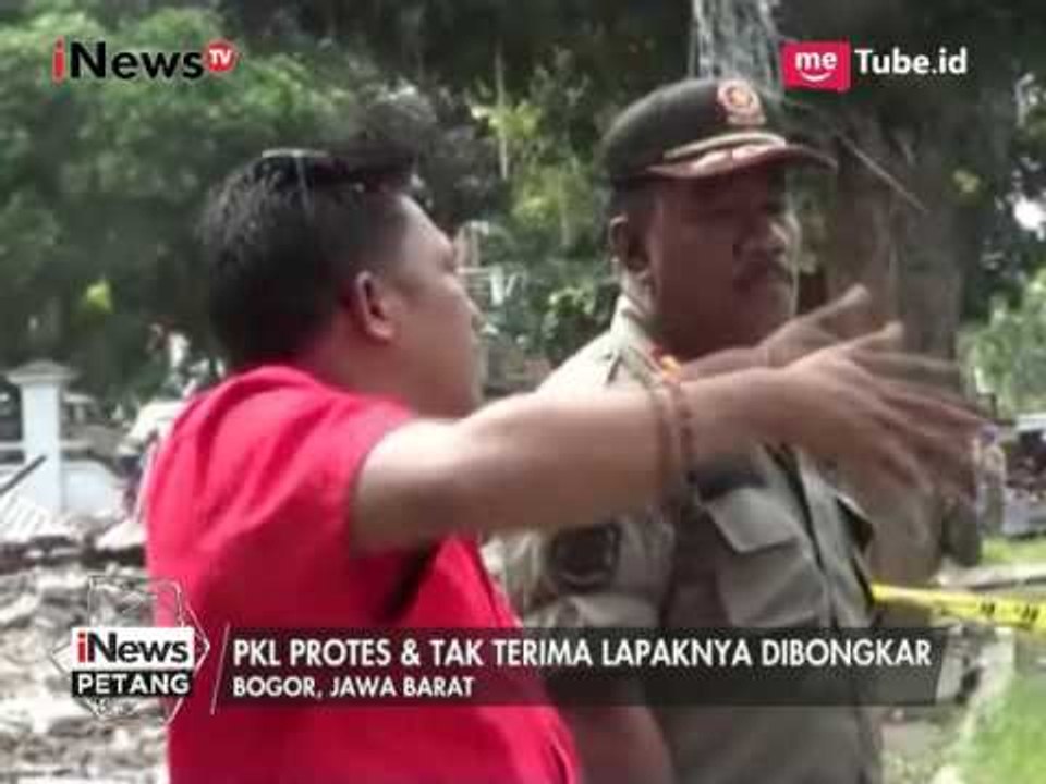 Tak Terima Lapaknya Dibongkar, Pedagang Beri Perlawanan Kepada Petugas - iNews Petang 26/04