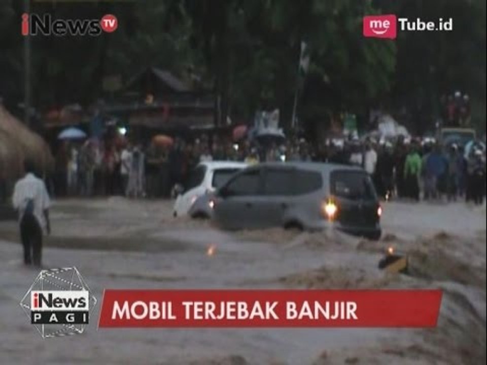 Video Detik-detik 2 Mobil Terjebak di Tengah Banjir Bandang di Banten - iNews Pagi 06/05