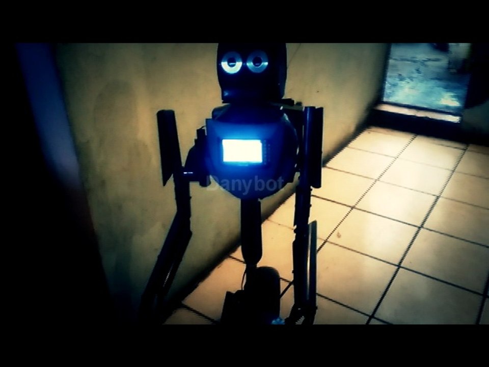 MIRA!  UN ROBOT HECHO EN CASA