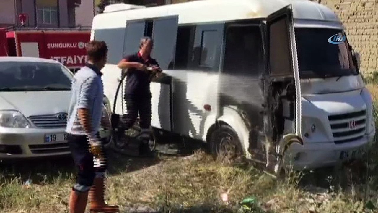Park halinde bulunan öğrenci servisi yandı
