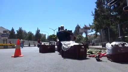 Kamyonetten Düşen Meyve ve Sebze Kasaları Yola Saçıldı