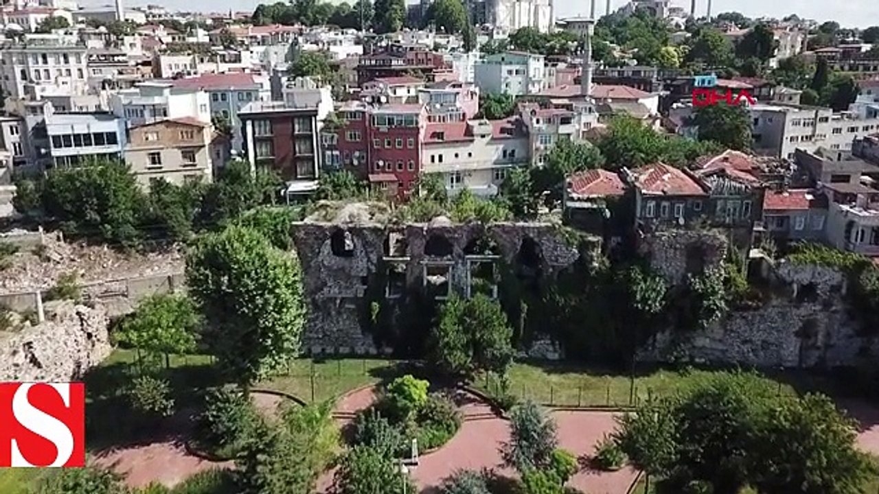 1600 yıllık Bizans Sarayı�nı defineciler delik deşik etti