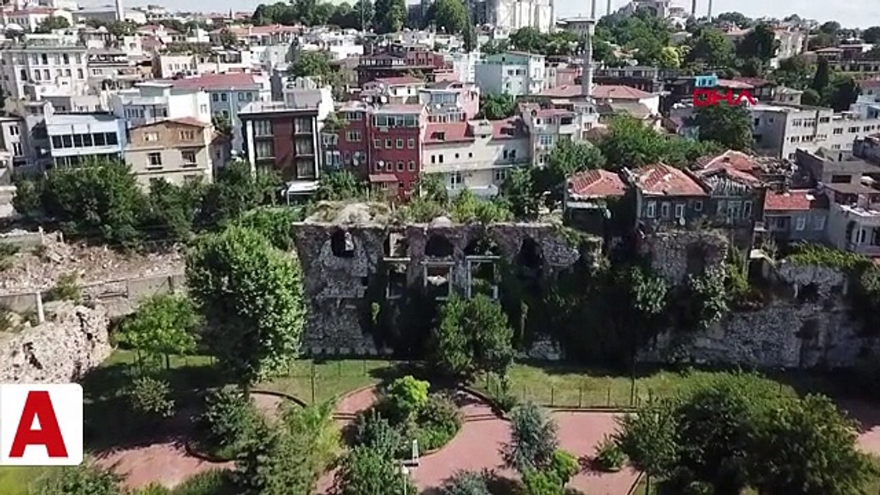 Defineciler 1600 yıllık Bizans Sarayı�nı delik deşik etti