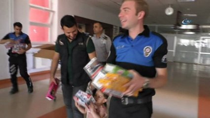 Hakkari polisi bu defa hasta çocukları sevindirdi