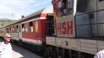 Del nga shinat treni i linjës Elbasan-Durrës - Top Channel Albania - News - Lajme