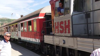 下载视频: Del nga shinat treni i linjës Elbasan-Durrës - Top Channel Albania - News - Lajme