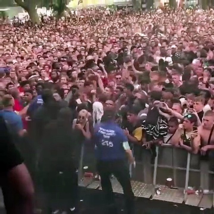 Le rappeur Lil Pump stoppe son concert et appelle les secours pour un fan qui fait une crise