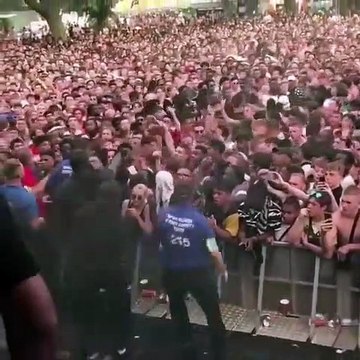 Le rappeur Lil Pump stoppe son concert et appelle les secours pour un fan qui fait une crise