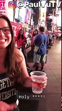 Tours de magie de rue par le magicien Paul Vu