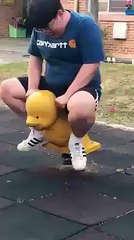 Parkta oyuncağa binen şişman Çinli çocuk