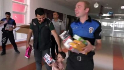 Hakkari Polisi Hasta Çocukları Sevindirdi