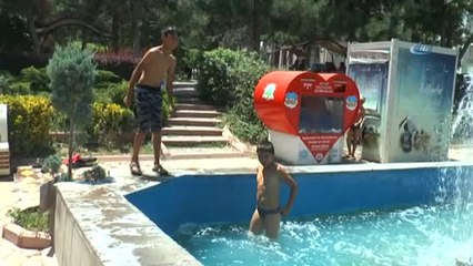 Nevşehir'de Serinlemek İsteyen Çocuklar Süs Havuzuna Girdi