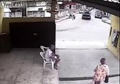 فيديو رجلان يختطفان امرأة بسيارة في وضح النهار