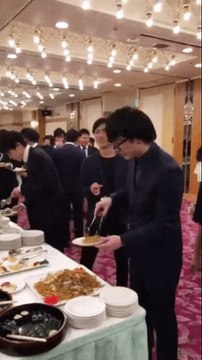 Uzakdoğu da açık büfe yemek veririken iki kere düşünün