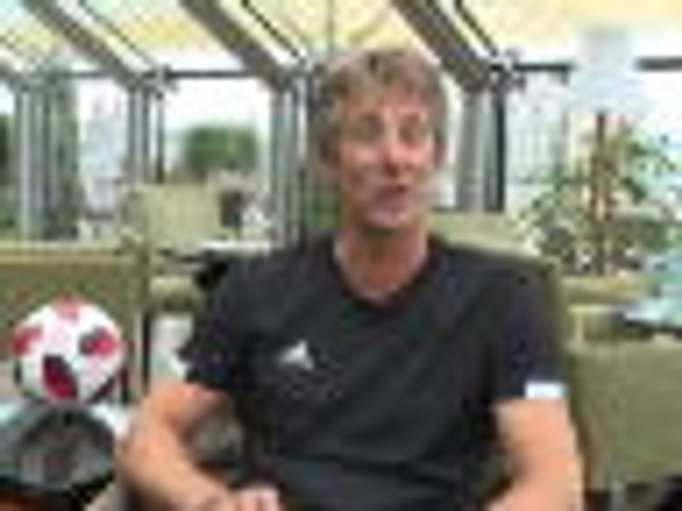 Does Edwin van der Sar know his World Cup footb...
