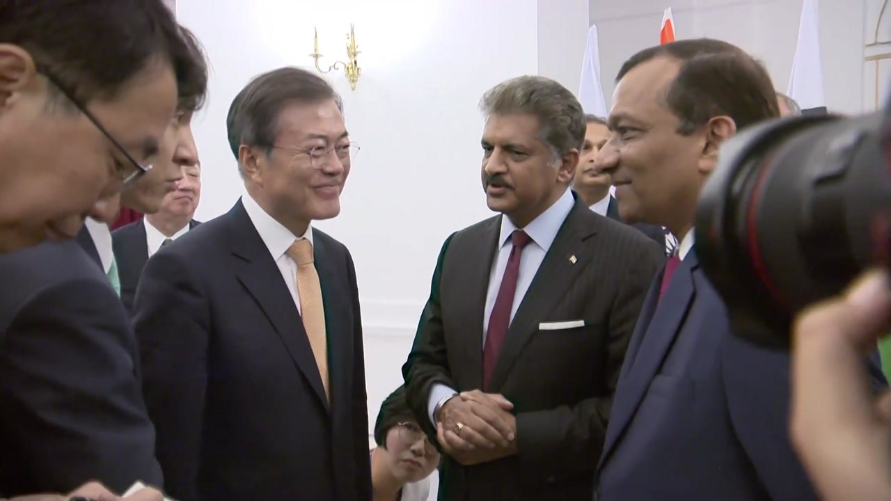 문 대통령 "쌍용차 해고자 복직 관심 요청" / YTN