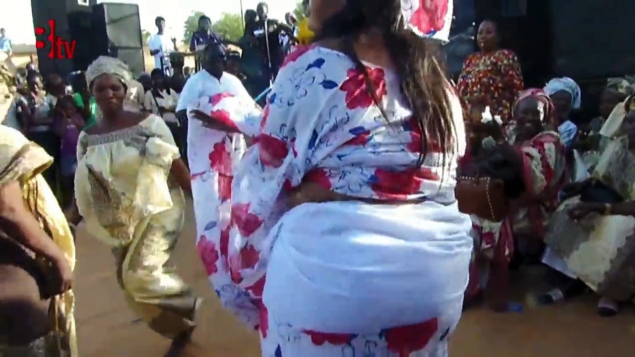 Elle détrône toutes les danseuses de leumbeul en quelques secondes et fait tomber...