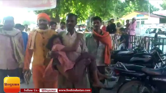 गोंडा में रसोइया ने छात्रा को पीटा, अस्पताल में पिता की गोद बनी स्ट्रेचर