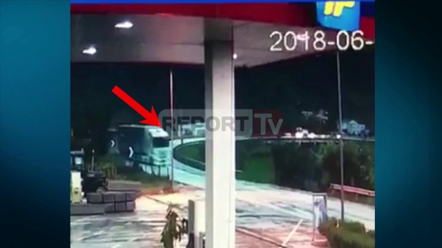 Report TV - I dehur dhe pa patentë, shoferi i kamionit përfundon në oborrin e banesës