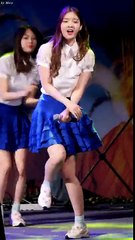 Koreli kız DIA Benimle Çıkar Mısın? dansı yapıyor.