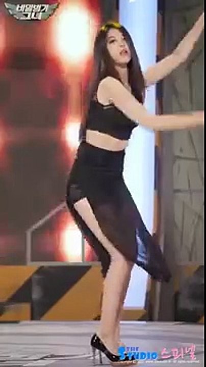 Koreli kız efsane klasik dansı yapıyor