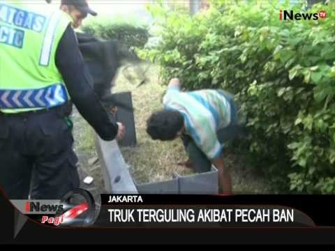 Truk Pengangkut Gula Pasi Terguling AKibat Ban Pecah Di Tol Cawang - iNews Pagi 26/06