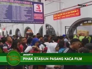 Takut Ketinggalan Kereta, Pemudik Bermalam Di Stasiun Senen - iNews Pagi 13/07