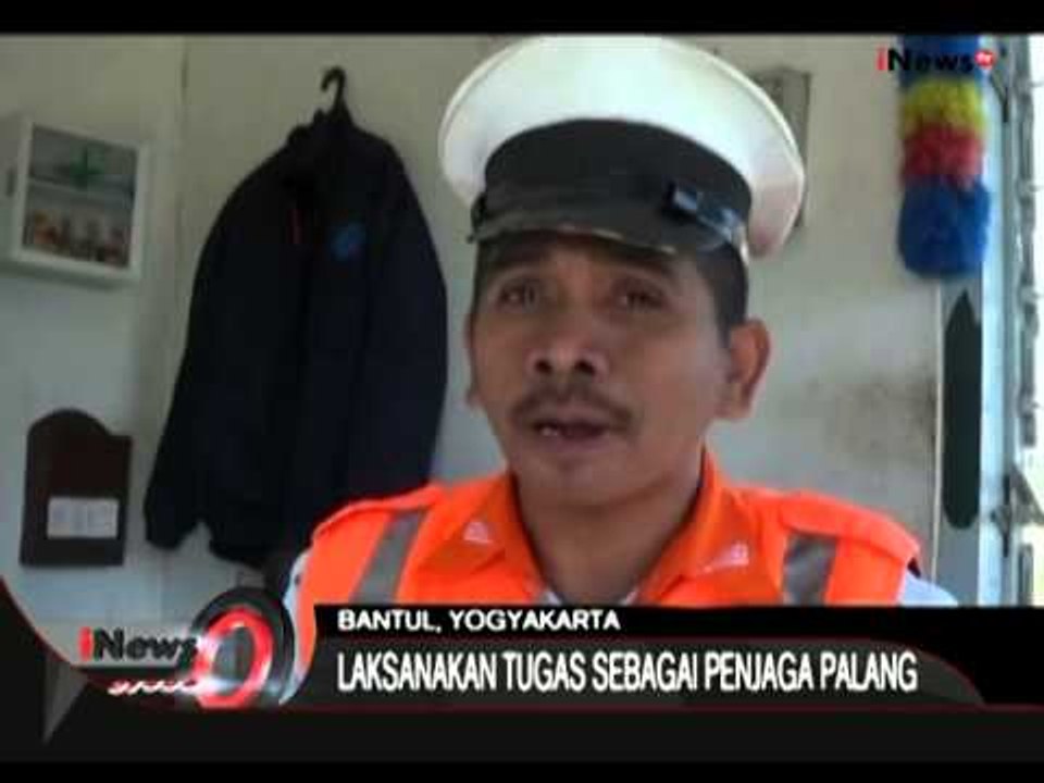 Tetap Bekerja Meski Hari Lebaran, Penjaga Pintu Perlintasan Kereta - iNews Siang 17/07