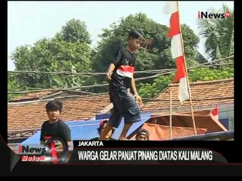 Serunya Perlombaan Panjat Pinang Diatas Kalimalang - iNews Malam 17/08