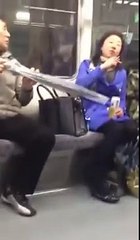 Metro içinde sigarasını söndürmeyen psikopat Koreli kadın