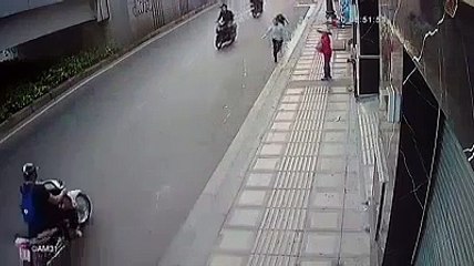 Çin'de motosiklet hırsızına bilerek çarpan taksici