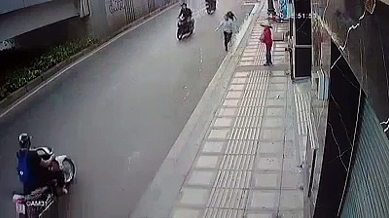 Çin'de motosiklet hırsızına bilerek çarpan taksici