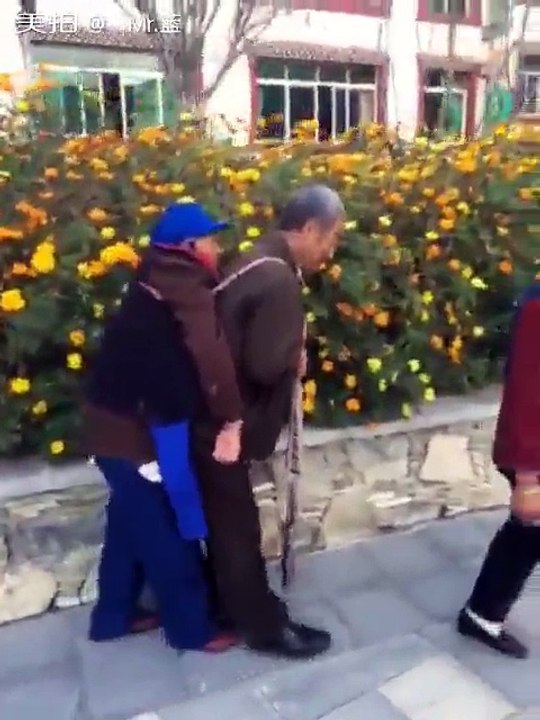 Hasta eşini sırtında taşıyan Japon amca