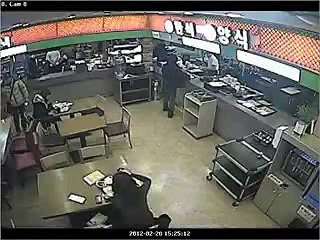 Koreli kadın lokantada ağlayan çocuğunun yüzüne sıcak çorba döktü