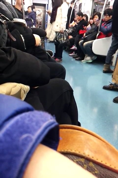 Incheon metrosunda istasyonunda taciz kavgası