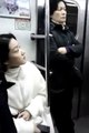Metro'da bir bayana nasıl yer vermezsin diye erkekle kavga eden Koreli kadın
