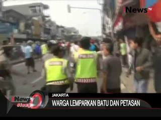 下载视频: Warga Lemparkan Batu Dan Petasan Dalam Kerusuhan Kampung Pulo - iNews Siang 20/08