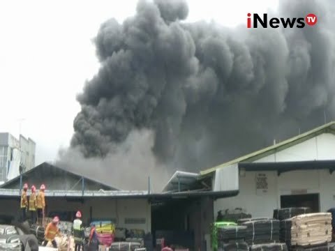 Kebakaran Pabrik Penghasil Alas Karpet Disebabkan Korsleting Listrik - iNews Malam 07/10