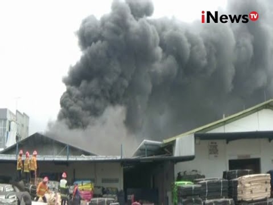 Kebakaran Pabrik Penghasil Alas Karpet Disebabkan Korsleting Listrik - iNews Malam 07/10