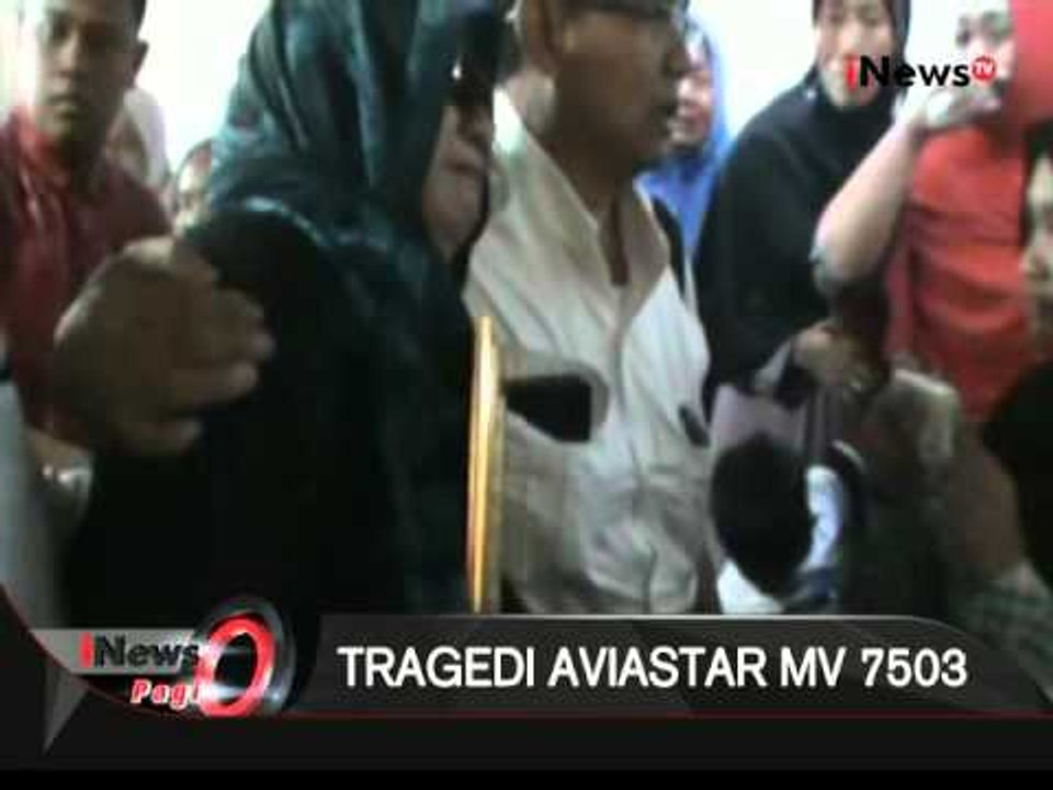 Jenazah Pilot Aviastar Tiba Di Sentani, Isak Tangis Keluarga Pecah -  iNews Pagi 09/10