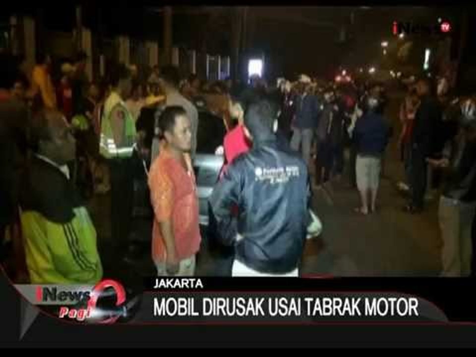 1 Unit Mobil Sedan Diamuk Massa Setelah Menabrak Sejumlah Pengendara Sepeda Motor - iNews Pagi 28/10