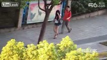 Sokakta yürüyen kızları taciz eden Çinli kameralara yakalandı