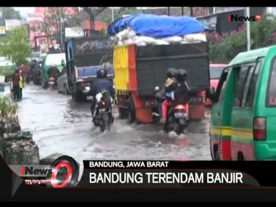 Drainase Buruk, Banjir Genangi Jalan Raya Di Ciparay, Kab. Bandung - iNews Malam 08/11