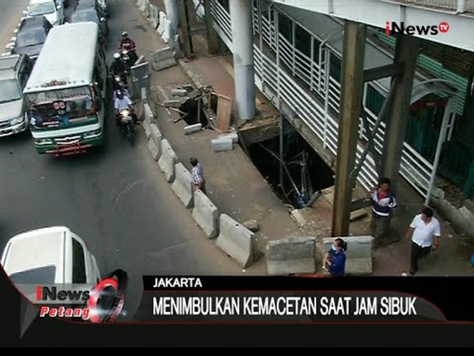 Jalan Ambles Di Jalan Jenderal Sudirman Menimbulkan Kemacetan Saat Jam Sibuk - iNews Petang 11/11