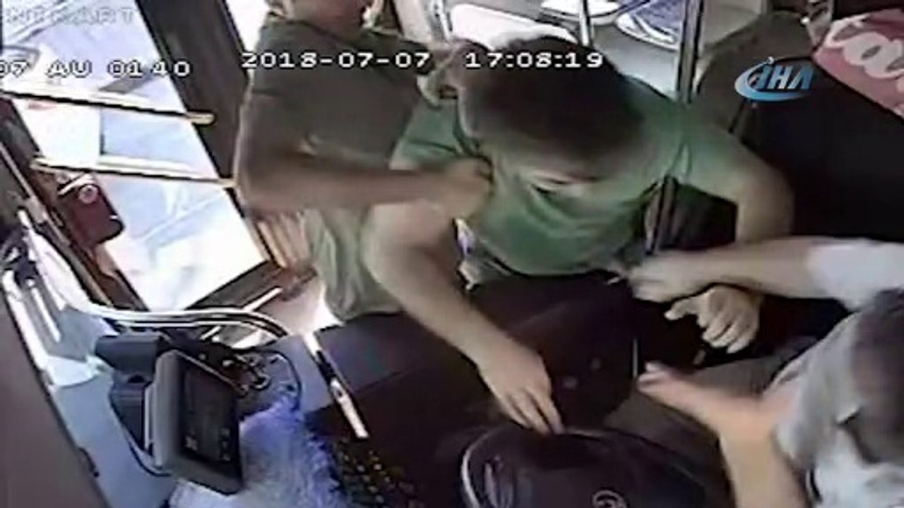 Antalya’da Yolcu, Halk Otobüsü Şoförüne Tekme Tokat Saldırdı, Olası Bir Faciadan Dönüldü!
