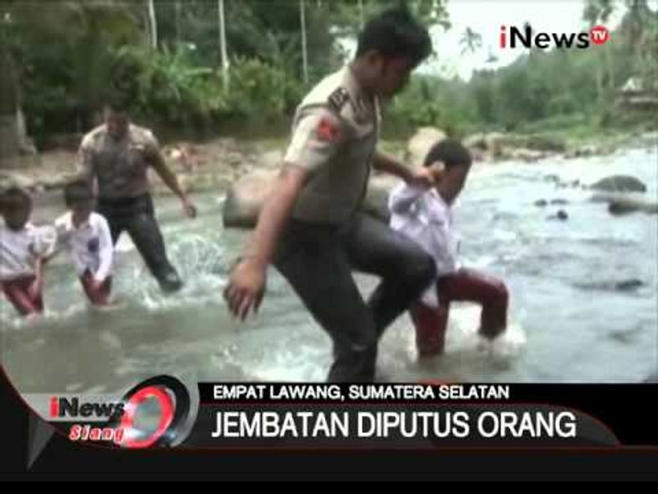 Inilah Bentuk Pengabdian Polisi Yang Membantu Anak Sekolah Sebrangi Sungai - iNews Siang 25/11